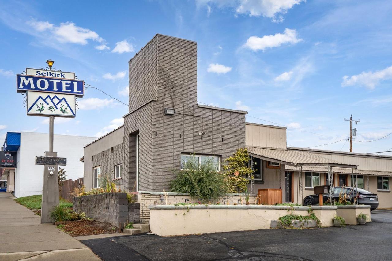 Selkirk Motel *